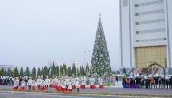 Fotoreportaž: Täze ýyl mynasybetli Türkmenistanda Baş arçanyň çyralary ýakyldy