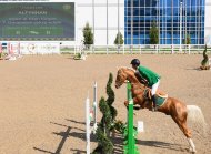 Fotoreportaž: Aşgabat atçylyk sport toplumynyň açyk manežinde bedewleriň päsgelçiliklerden böküp geçmek boýunça bäsleşigi geçirildi.