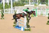 Fotoreportaž: Aşgabat atçylyk sport toplumynyň açyk manežinde bedewleriň päsgelçiliklerden böküp geçmek boýunça bäsleşigi geçirildi.