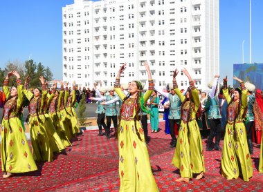 Фоторепортаж: В Ашхабаде многодетные семьи получили ключи от новых квартир