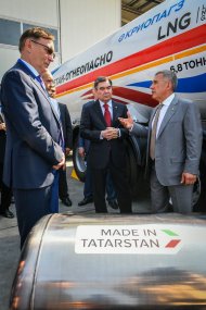 President of Turkmenistan arrived in Kazan and got acquainted with the exhibition of industrial products of Tatarstan (photo)